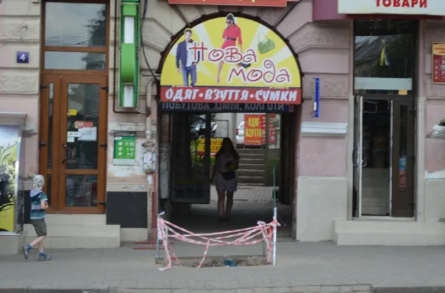 Комунальники вирили яму, а іванофранківці зробили з неї смітник (фото) — фото 3