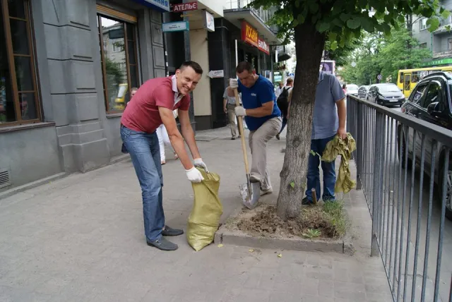 Франківці власноруч взялися облагороджувати місто (фото) — фото 4
