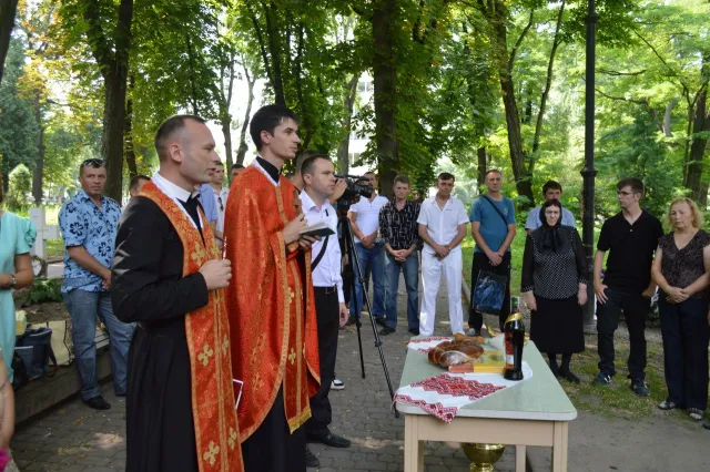 В меморіальному сквері відбулась панахида за загиблим начальником тербатальйону «Прикарпаття» Юрієм Бараном (фото) — фото 3