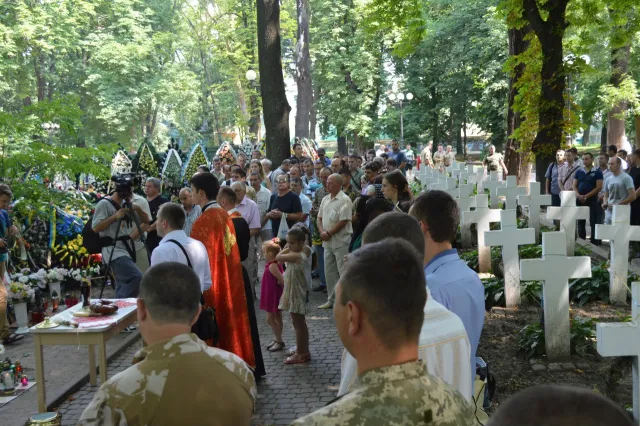 В меморіальному сквері відбулась панахида за загиблим начальником тербатальйону «Прикарпаття» Юрієм Бараном (фото) — фото 7