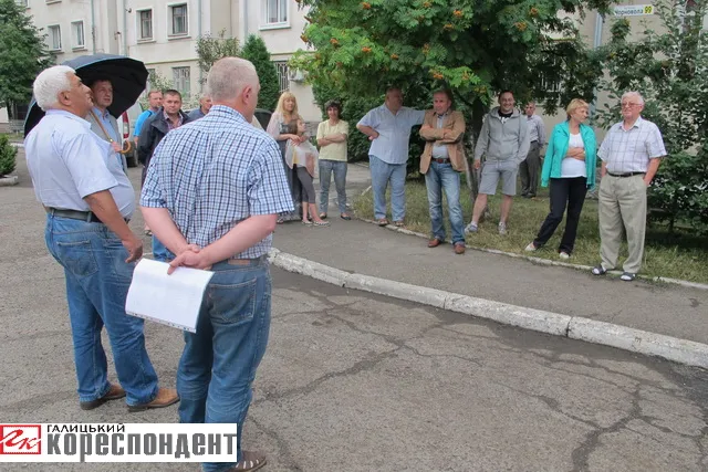 Жителі міста скаржаться, що під вивіскою салону еротичного масажу насправді відкрився "бордель" (фото+відео) — фото 1