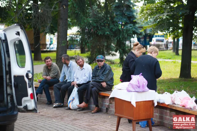 У Франківську просто неба годували безхатьків (фото) — фото 4