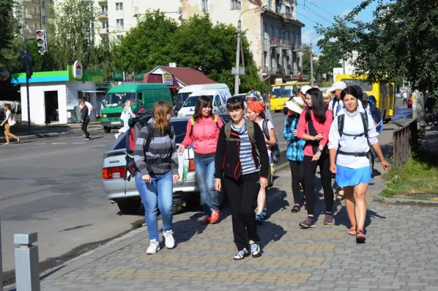 Франківська молодь розпочала свій шлях до Зарваниці (фото) — фото 14