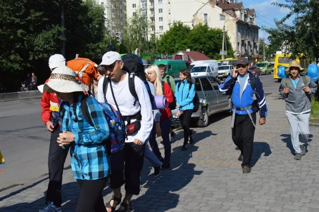 Франківська молодь розпочала свій шлях до Зарваниці (фото) — фото 15