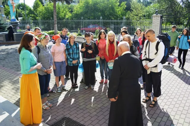 Франківська молодь розпочала свій шлях до Зарваниці (фото) — фото 7