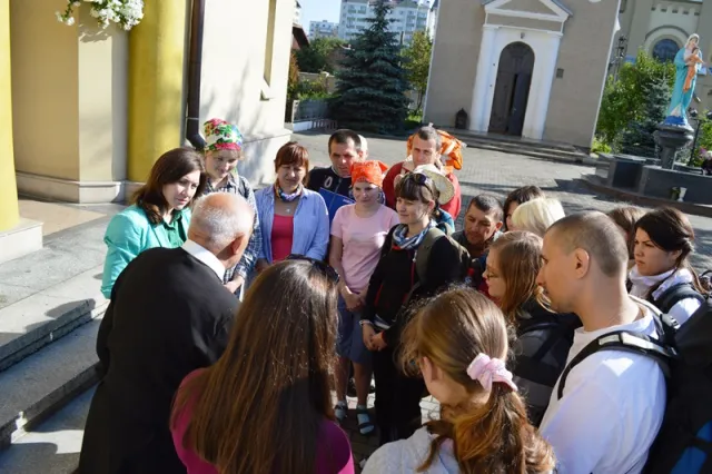 Франківська молодь розпочала свій шлях до Зарваниці (фото) — фото 8
