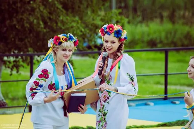 На Прикарпатті з кропу виклали рекордних розмірів герб України (фото) — фото 5