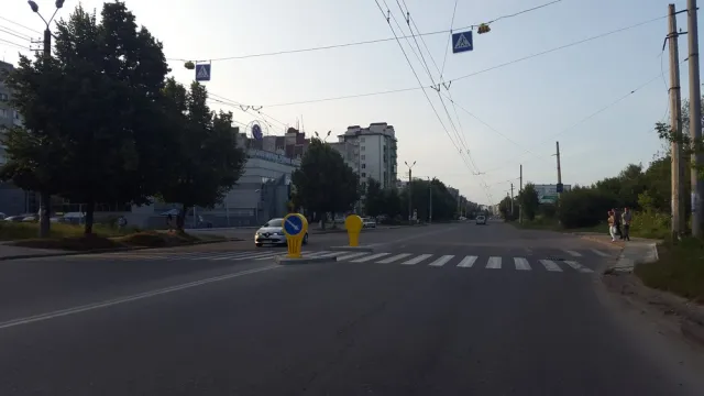 Ще два острівця безпеки для пішоходів встановили на вулиці Івасюка (фото) — фото 1