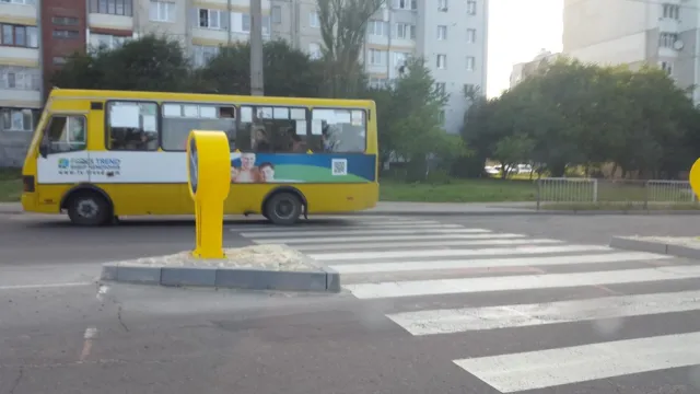 Ще два острівця безпеки для пішоходів встановили на вулиці Івасюка (фото) — фото 2
