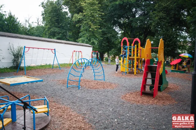 У Франківську відкрили дитячий майданчик на Валах (фото) — фото 3