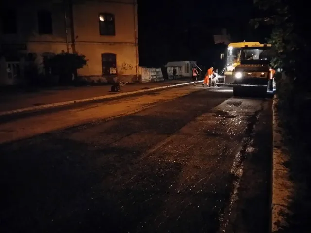Цієї ночі у Франківську стелили асфальт по вулиці Сахарова (фото) — фото 1