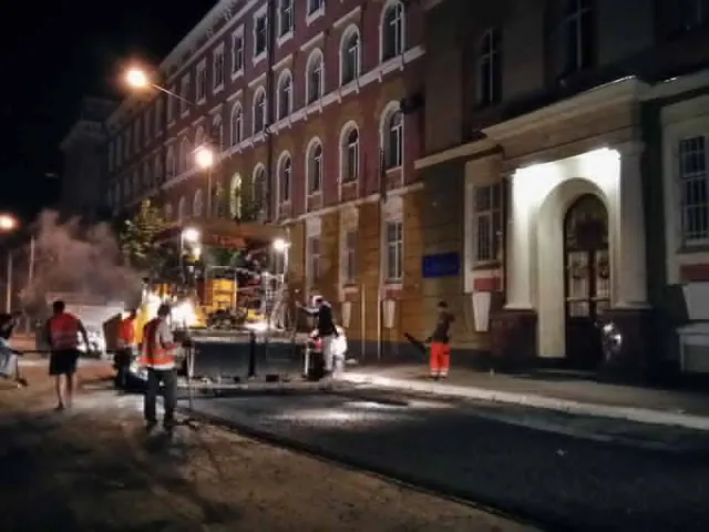 Цієї ночі у Франківську стелили асфальт по вулиці Сахарова (фото) — фото 2