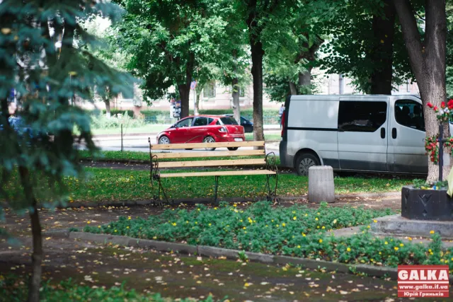 У Франківську на Грюнвальдській встановили нові лавочки (фото) — фото 1