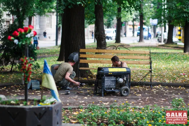 У Франківську на Грюнвальдській встановили нові лавочки (фото) — фото 3