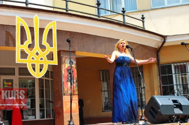 У Франківську річницю проголошення Декларації про державний суверенітет відзначили святковим концертом (фото) — фото 6