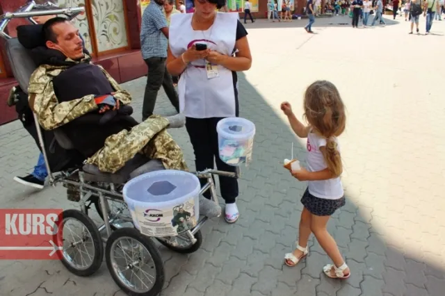 У Франківську інвалід з дитинства, якого звинувачують у шахрайстві, просить милостиню (фото) — фото 2
