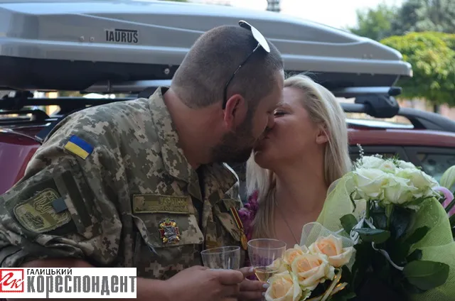 У Франківську побралися боєць АТО та волонтерка (фото) — фото 13