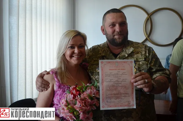 У Франківську побралися боєць АТО та волонтерка (фото) — фото 5