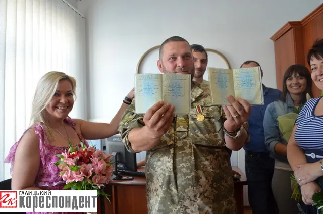 У Франківську побралися боєць АТО та волонтерка (фото) — фото 6