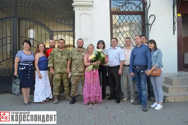 У Франківську побралися боєць АТО та волонтерка (фото) — фото 7