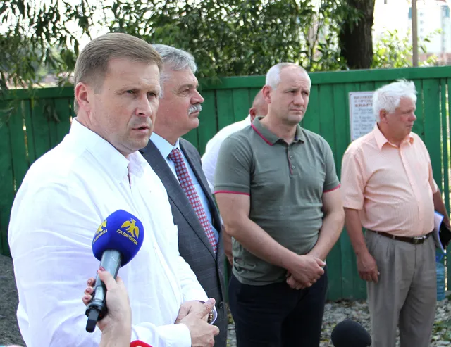 На Набережній ім. В. Стефаника відновили ремонтні роботи (фото) — фото 3