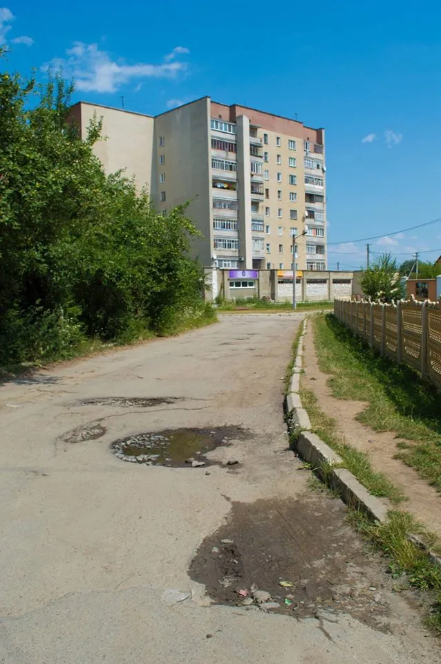 Гродяни просять відремонтувати частину дороги по вулиці Симоненка (фото) — фото 2