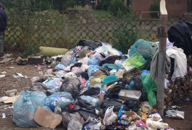 В Івано-Франківську біля ОДА з'явилось сміттєзвалище (фото) — фото 1