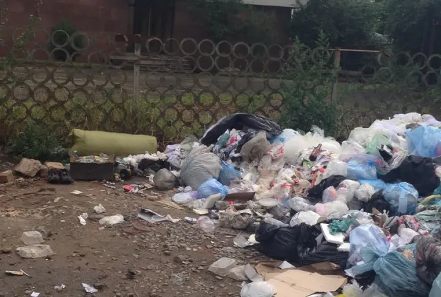 В Івано-Франківську біля ОДА з'явилось сміттєзвалище (фото) — фото 2