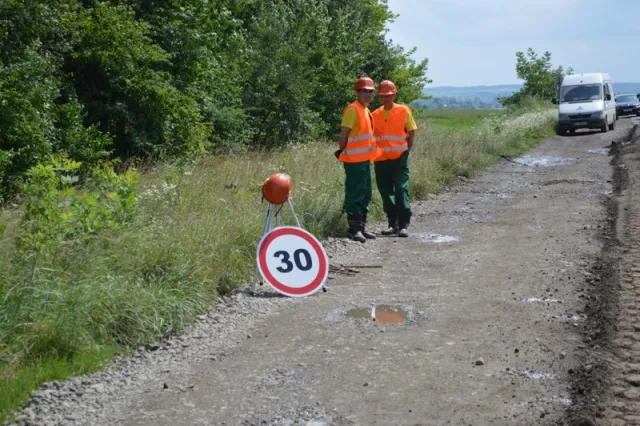 Нардепи від Прикарпаття зірвали початок ремонту дороги Мукачеве – Львів поблизу смт. Більшівці Галицького району (фото) — фото 1