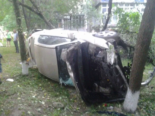 У Франківську авто, за кермом якого була блондинка, знесло декілька дерев та перекинулося (фото) — фото 1