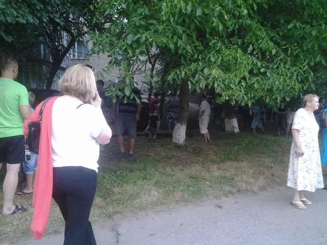 У Франківську авто, за кермом якого була блондинка, знесло декілька дерев та перекинулося (фото) — фото 2