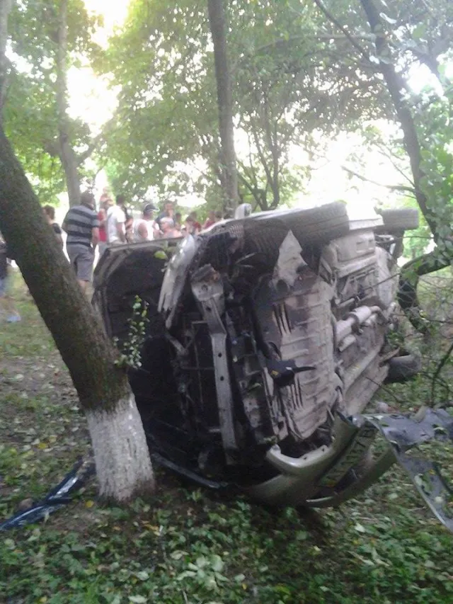 У Франківську авто, за кермом якого була блондинка, знесло декілька дерев та перекинулося (фото) — фото 3