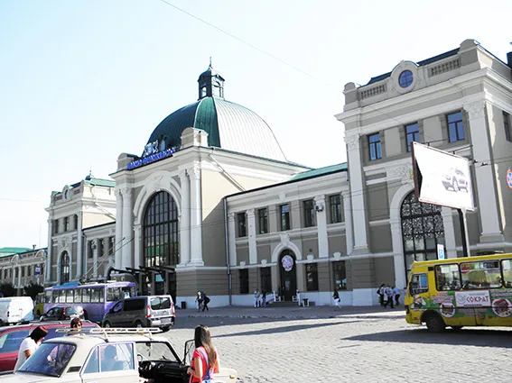 Вибухівки на вокзалі не знайшли, рух транспорту відновили (фото) — фото 1