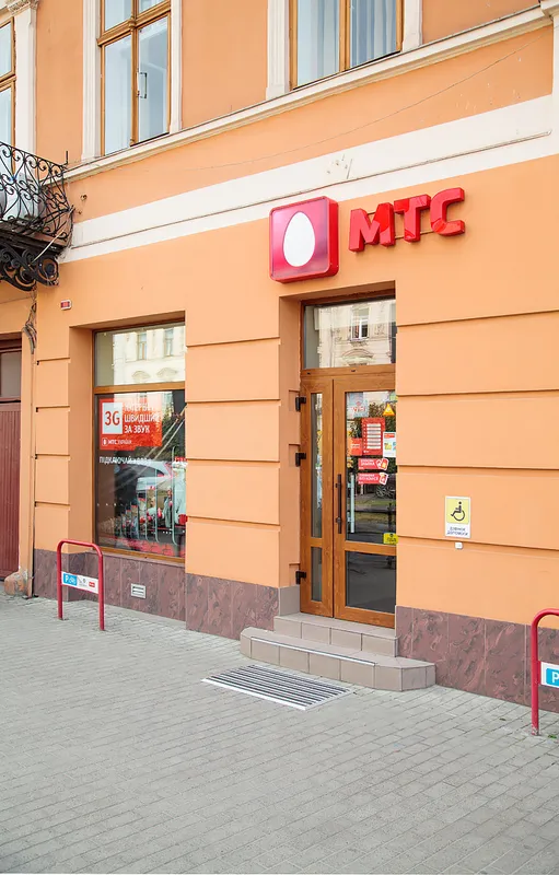 Чому при однакових правилах розміщення реклами, вивіски та вітрини Львова та Франківська різняться так кардинально (фото) — фото 14