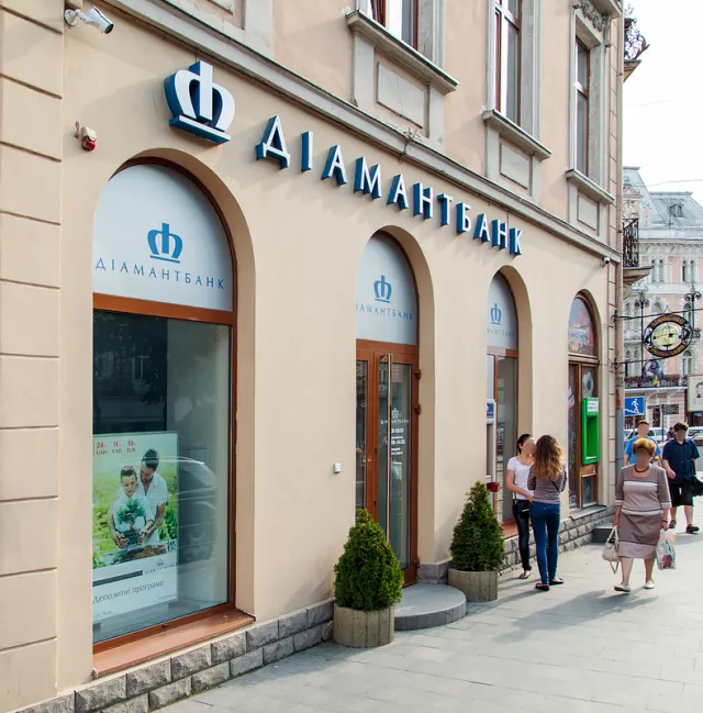 Чому при однакових правилах розміщення реклами, вивіски та вітрини Львова та Франківська різняться так кардинально (фото) — фото 19