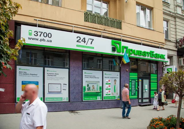 Чому при однакових правилах розміщення реклами, вивіски та вітрини Львова та Франківська різняться так кардинально (фото) — фото 22