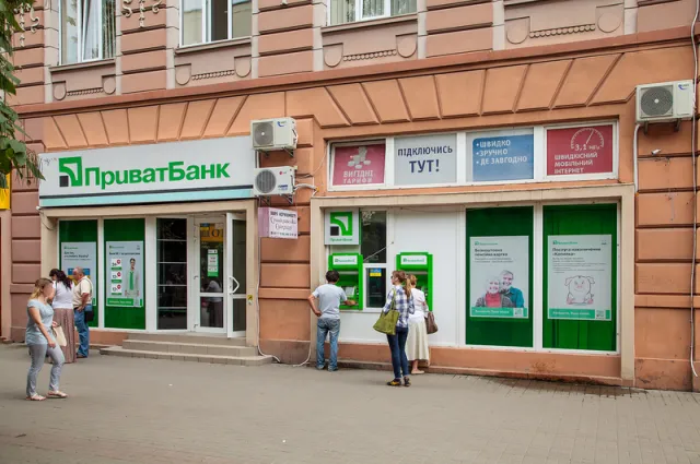 Чому при однакових правилах розміщення реклами, вивіски та вітрини Львова та Франківська різняться так кардинально (фото) — фото 24