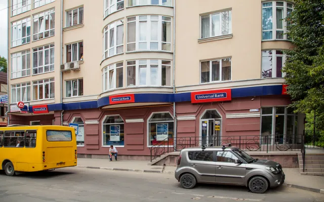 Чому при однакових правилах розміщення реклами, вивіски та вітрини Львова та Франківська різняться так кардинально (фото) — фото 25