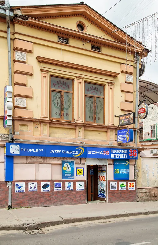 Чому при однакових правилах розміщення реклами, вивіски та вітрини Львова та Франківська різняться так кардинально (фото) — фото 26