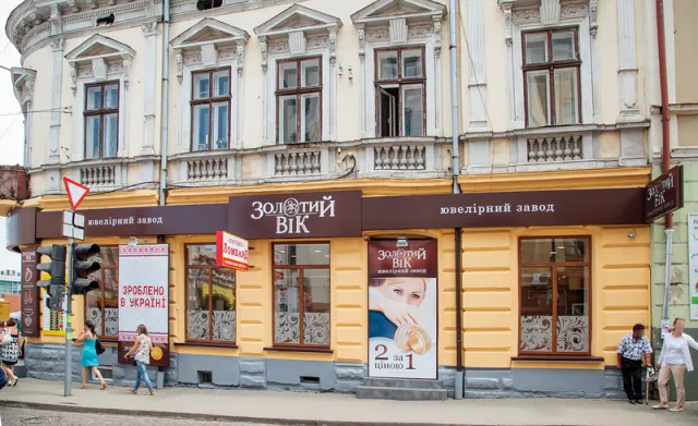 Чому при однакових правилах розміщення реклами, вивіски та вітрини Львова та Франківська різняться так кардинально (фото) — фото 30