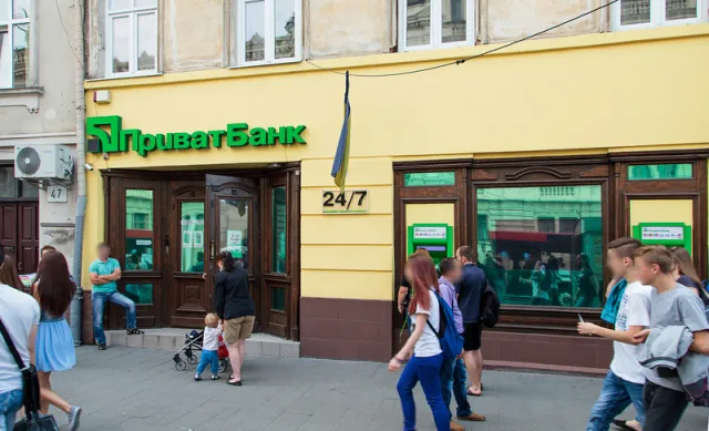 Чому при однакових правилах розміщення реклами, вивіски та вітрини Львова та Франківська різняться так кардинально (фото) — фото 4