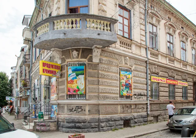 Чому при однакових правилах розміщення реклами, вивіски та вітрини Львова та Франківська різняться так кардинально (фото) — фото 32