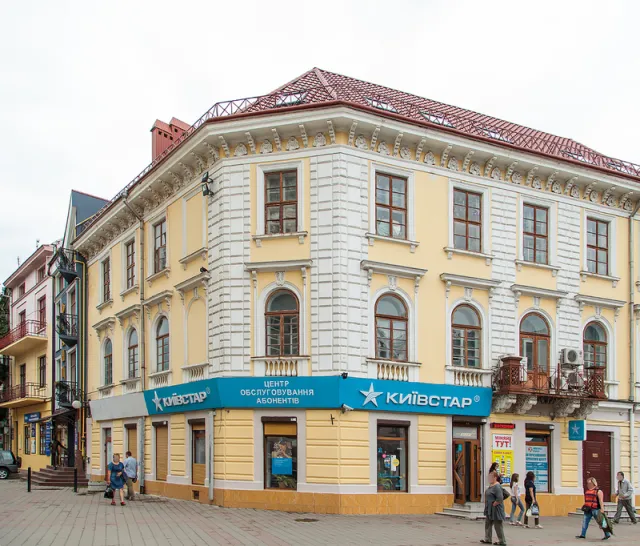 Чому при однакових правилах розміщення реклами, вивіски та вітрини Львова та Франківська різняться так кардинально (фото) — фото 34