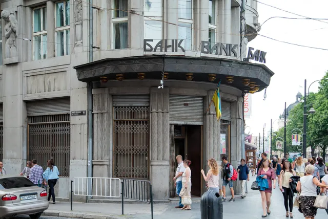 Чому при однакових правилах розміщення реклами, вивіски та вітрини Львова та Франківська різняться так кардинально (фото) — фото 8