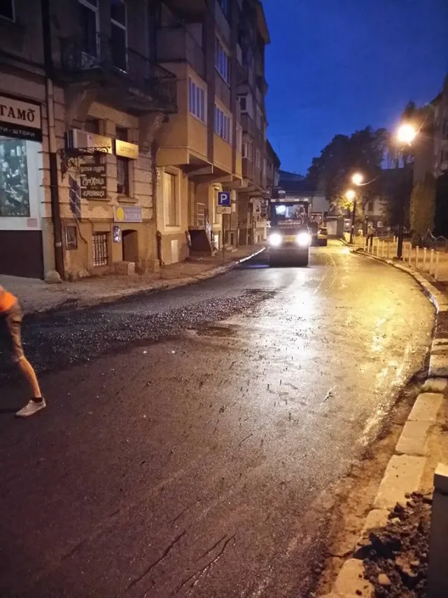 Як у Франківську проводять нічні ремонти доріг (фото) — фото 2