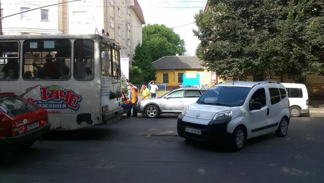 Через незначне ДТП вулиця Галицька перетворилася у суцільний корок (фото) — фото 1