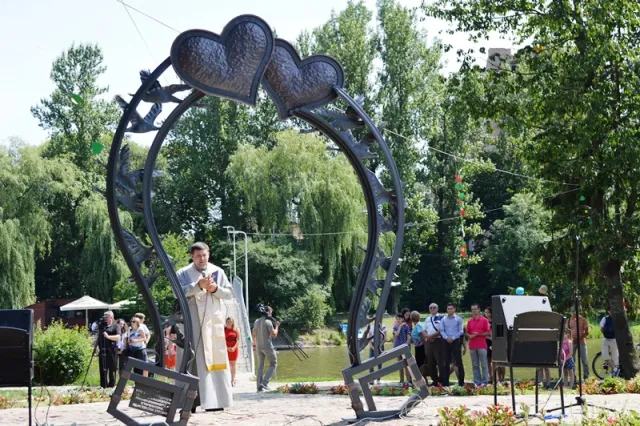 У Франківську відкрили "Арку кохання" (фото) — фото 12