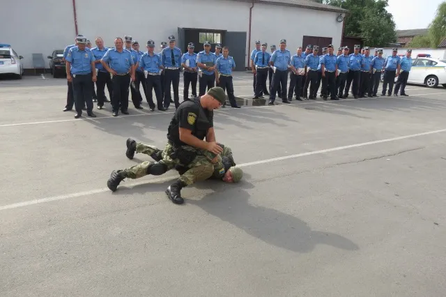 Працівники ДАІ удосконалювали практичні навики тактики самозахисту та затримання порушників (фото) — фото 3