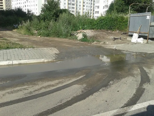 У Франківську нещодавно зроблена дорога перетворилася на водяний канал (фото) — фото 3