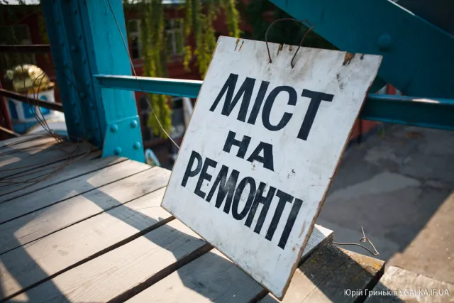 У Франківську у зв'язку з ремонтними роботами перекрито міст на вокзалі — фото 2